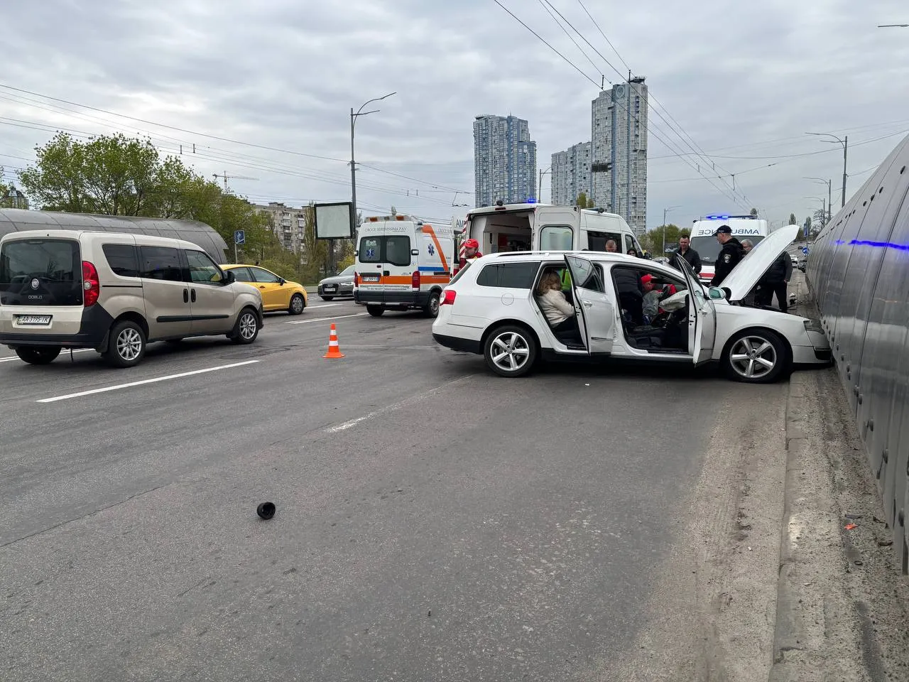 У Києві авто розвалилося на ходу і спричинило ДТП