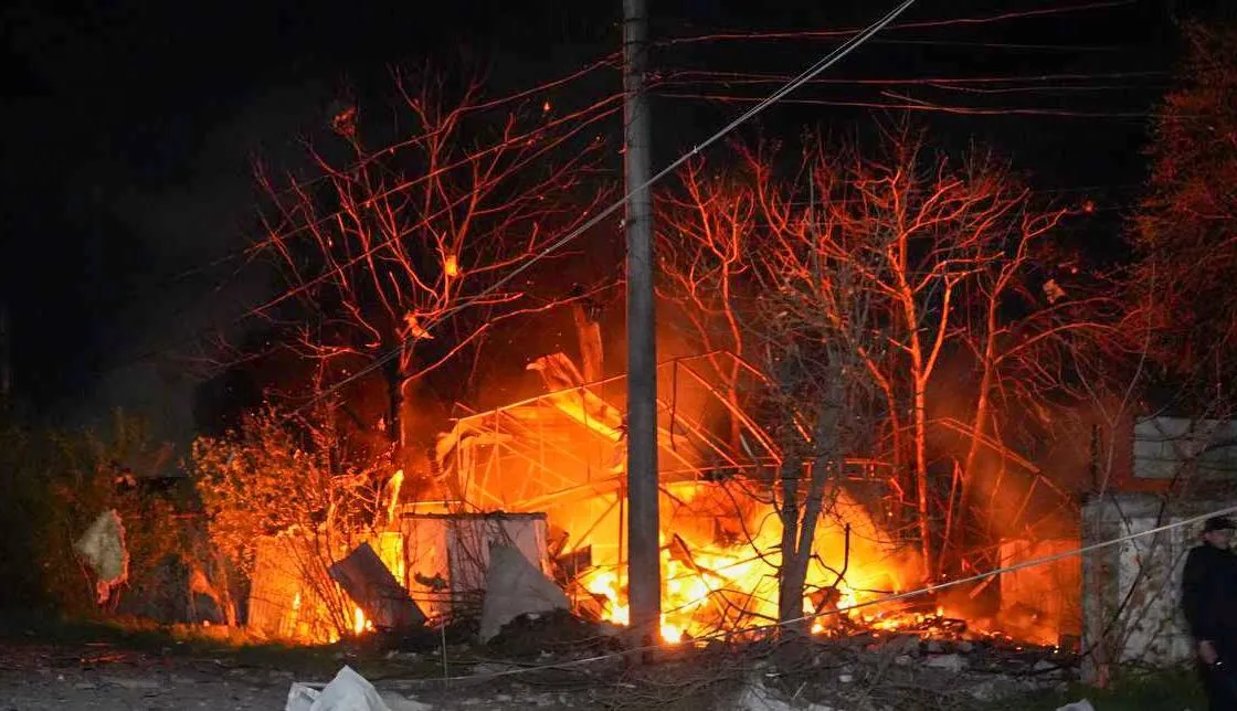 На Одещині РФ атакувала порт та пошкодила іноземне судно