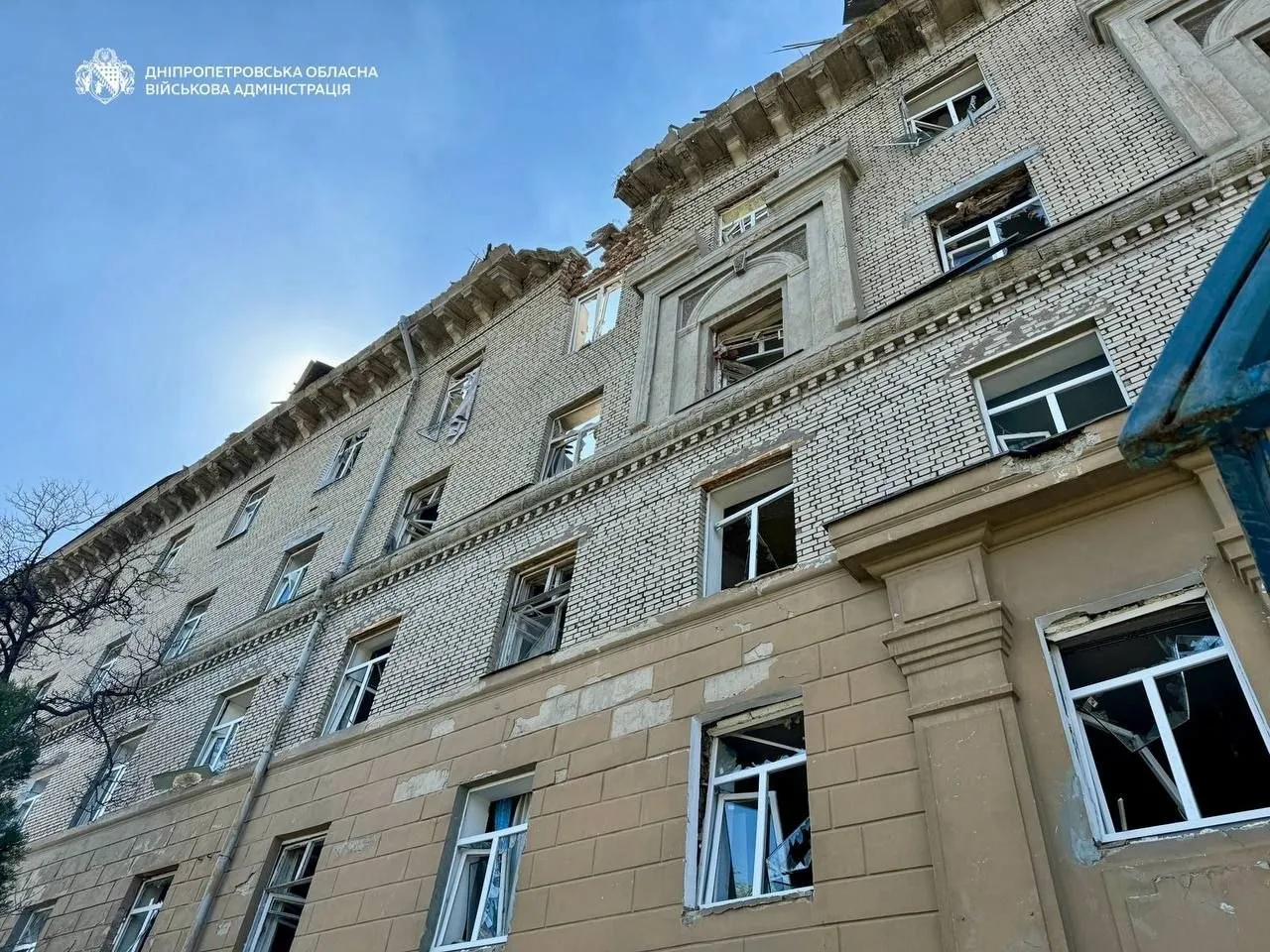 рф поцілила ракетою в гуртожиток у Дніпрі