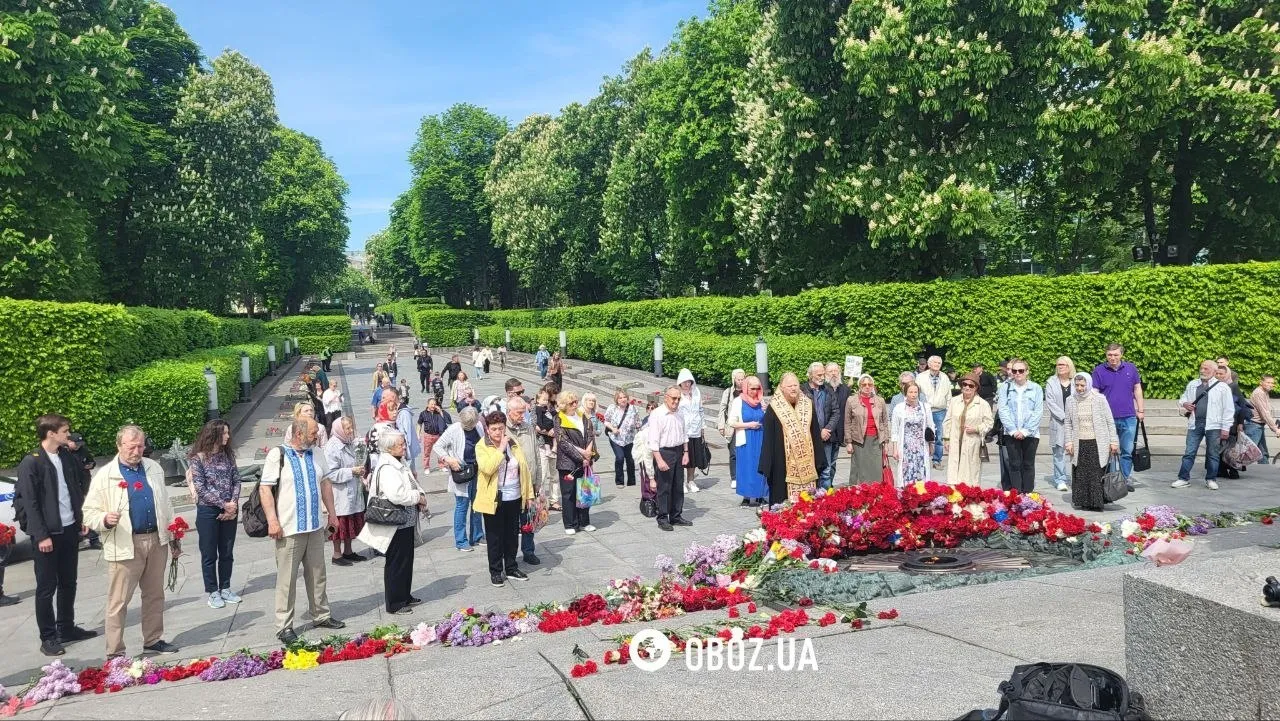 У Києві біля меморіалу Вічної Слави сталися сутички через проросійські гасла та радянську музику