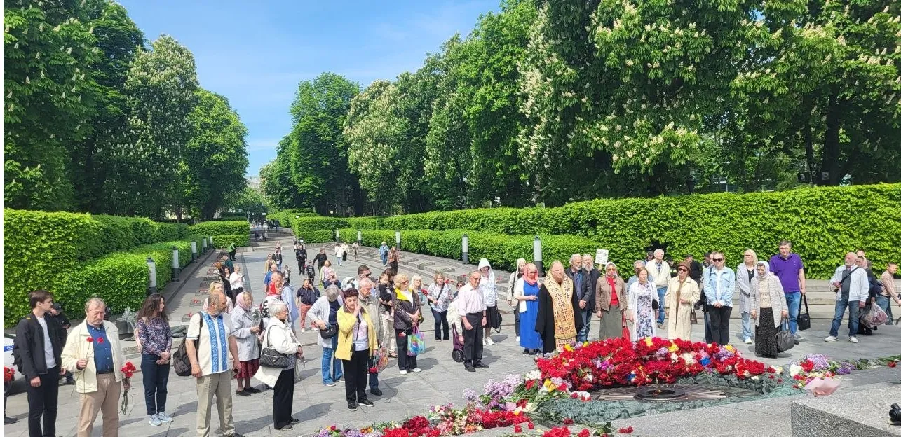 У Києві біля метро помер чоловік під час реанімації