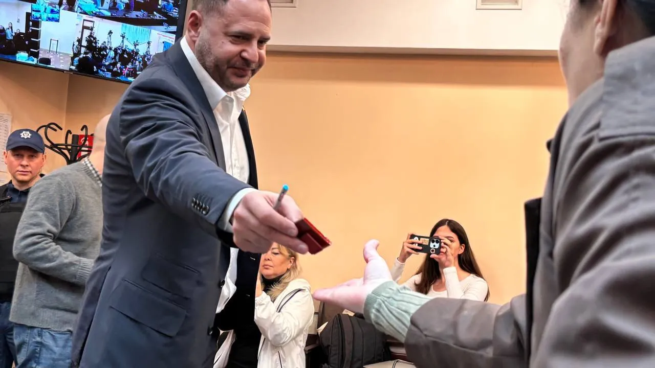 У суді журналістка Ірма Крат подарувала ікону Андрію Єрмаку