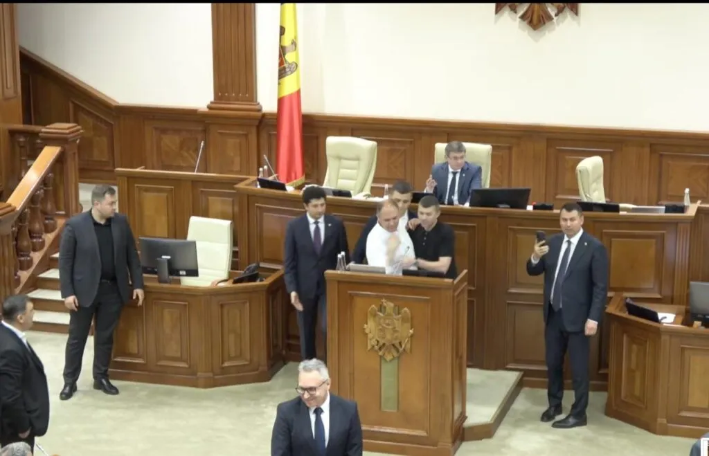 Мера Кишинева силою вивели із сесійної зали парламенту Молдови