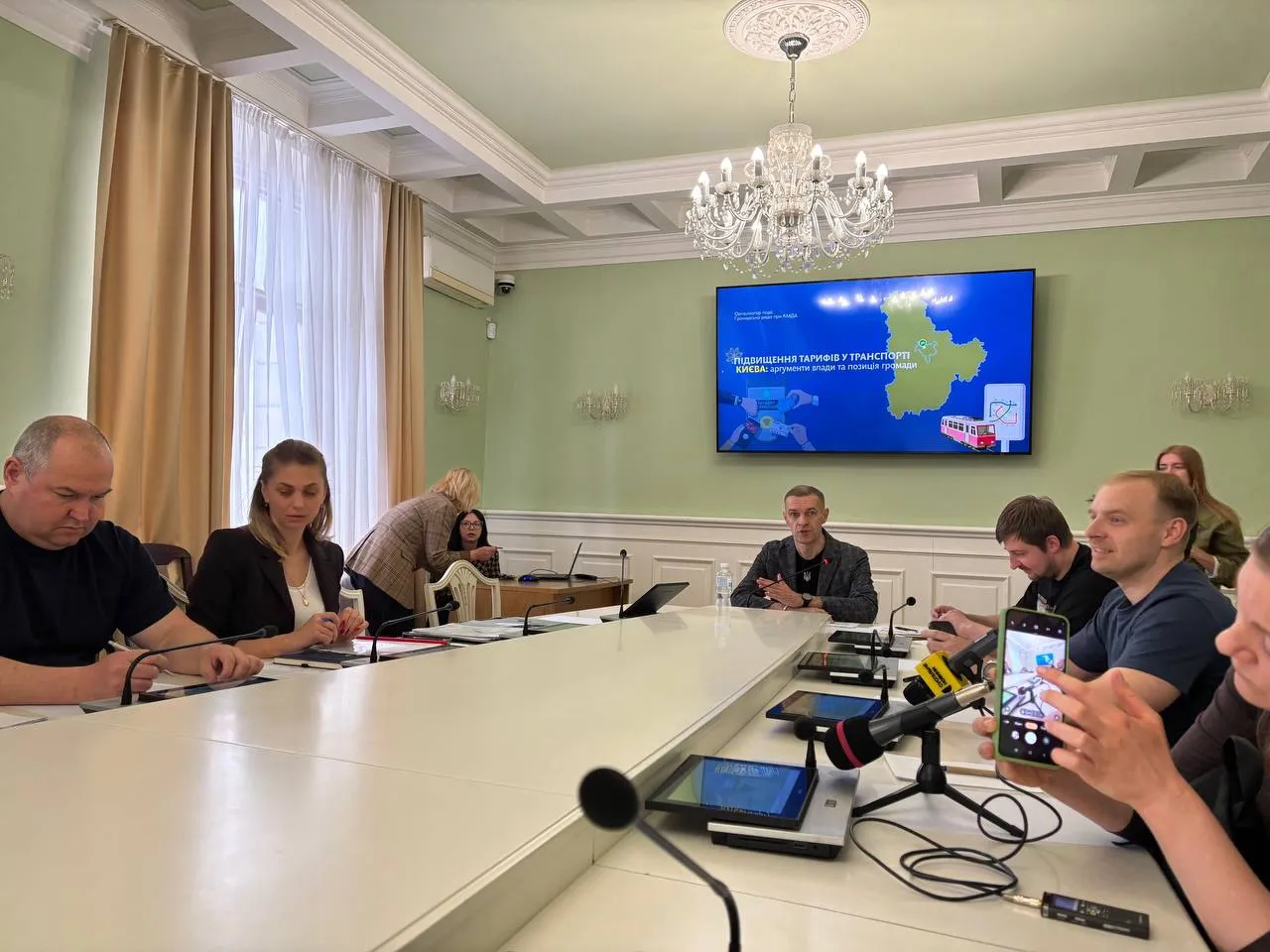 У КМДА розпочався круглий стіл щодо підвищення тарифів на транспорт у Києві