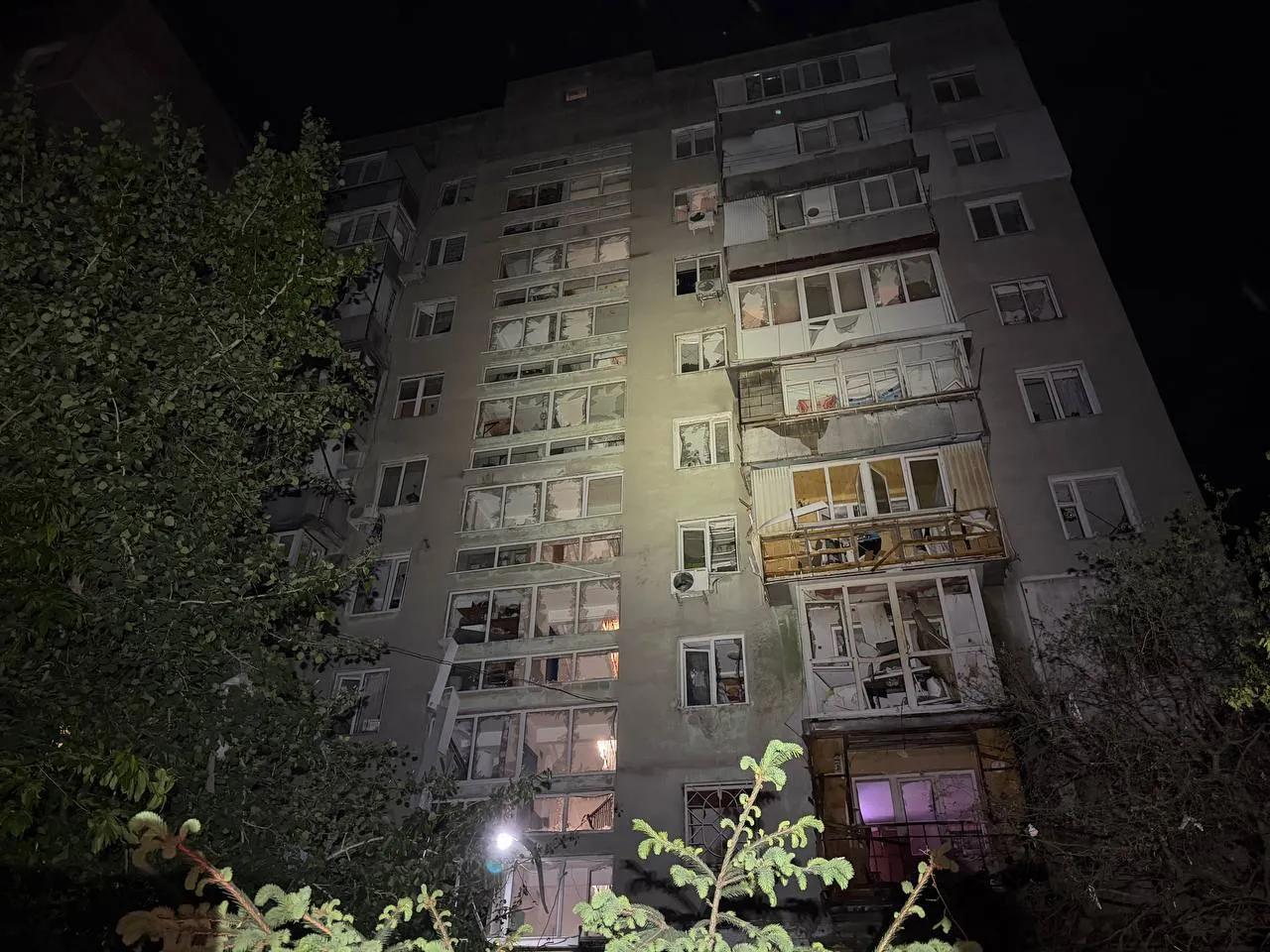Фото: російський дрон влучив у багатоповерхівку в Одесі