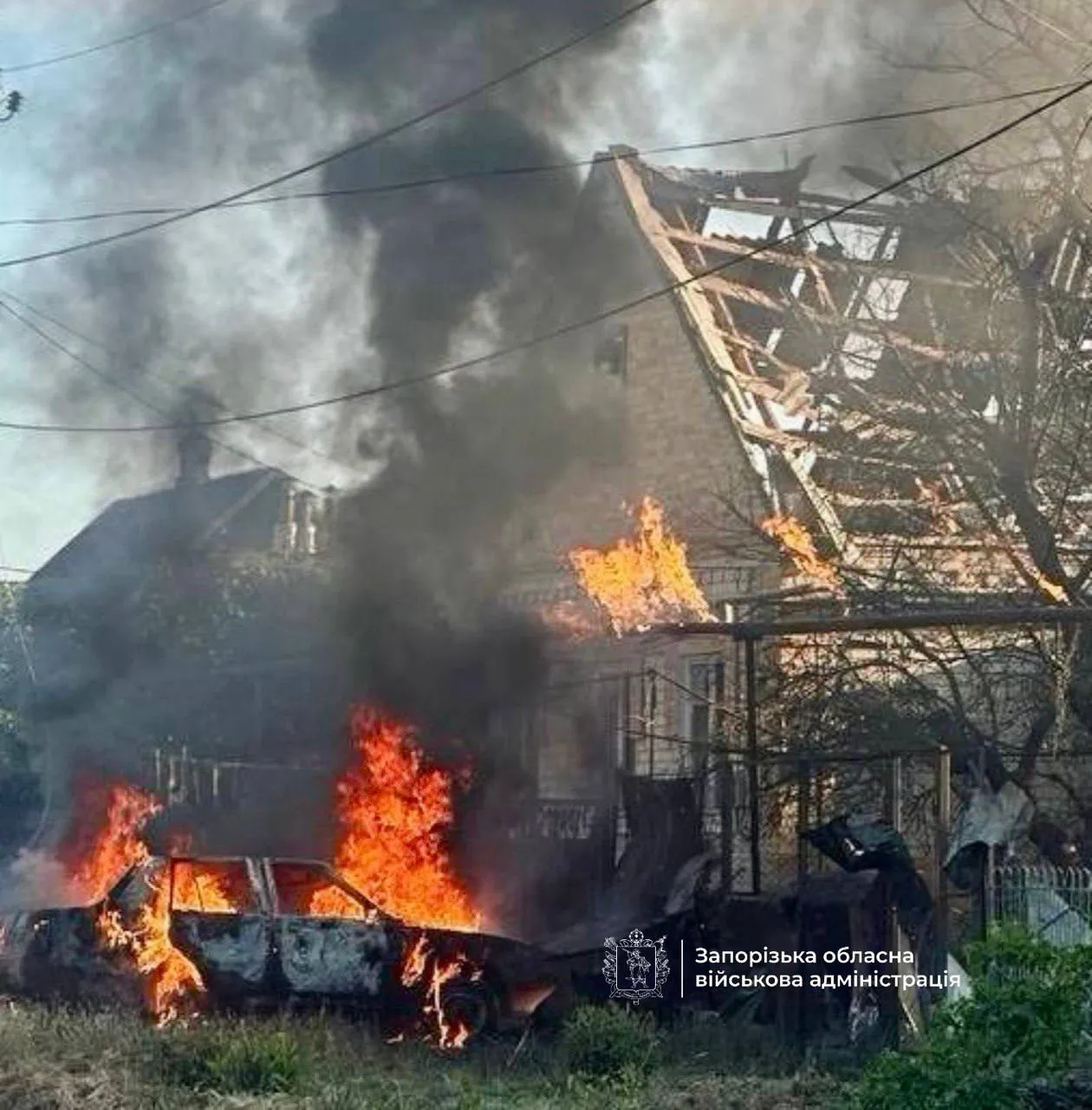 Російські війська атакували житловий будинок у Запоріжжі, спалахнула пожежа