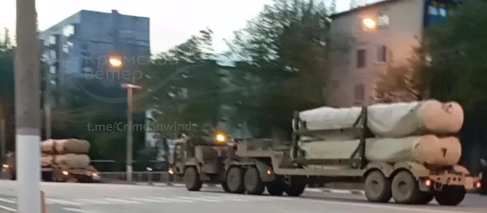 Фото: У Керчі ракети для С-300 та С-400 провозять через житлові райони
