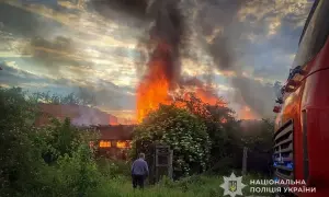 На Київщині впали уламки дрона, спалахнула пожежа
