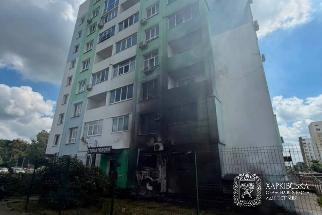 Дрон влучив у багатоповерхівку у Харкові під час масованої атаки, є постраждалі