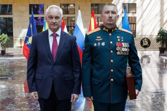 У рф зробили Героєм росії комбрига, який посилає в атаку бійців на милицях
