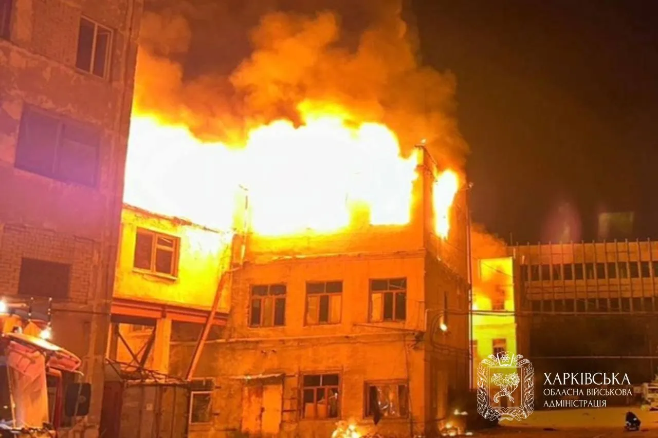 У Харкові після удару дронів РФ спалахнула масштабна пожежа на підприємстві