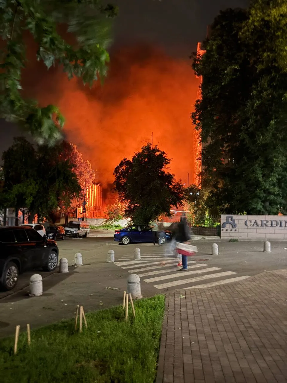 Фото, відео: кияни показали наслідки нічної атаки рф на столичний ЖК