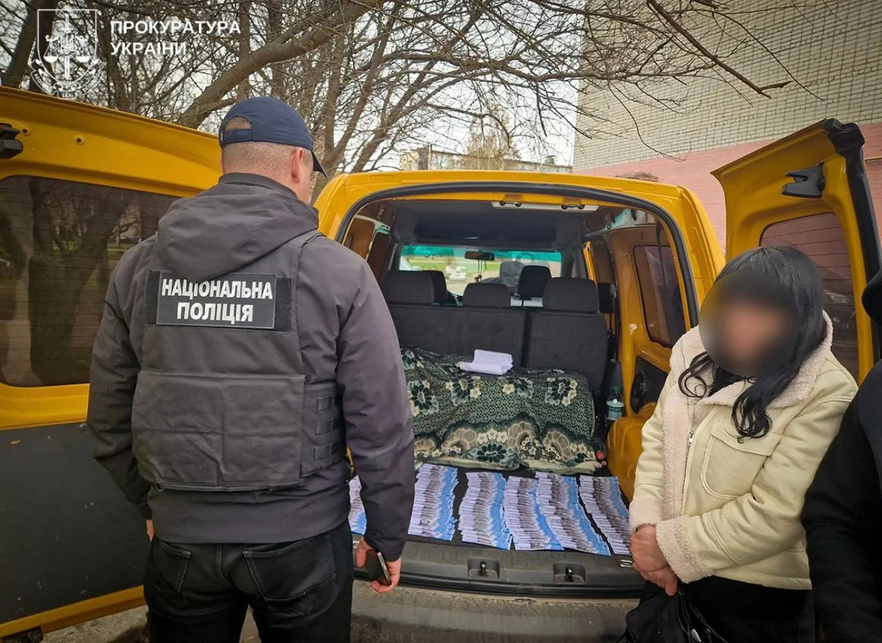 Задержана жительница Конотопа, которая предлагала уклонисту своих детей
