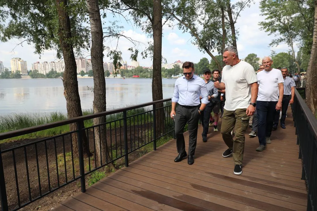 Klitschko showed the mayor of Vilnius a new square and bridge in Obolon