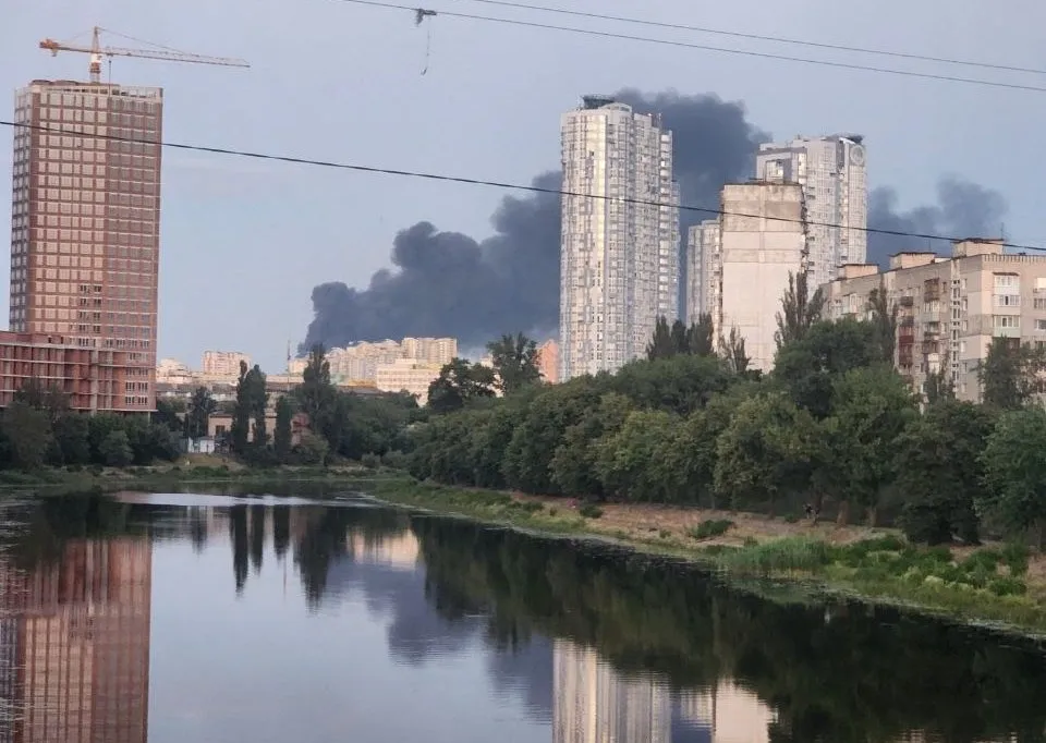 У Дарницькому районі Києва впали уламки російської ракети