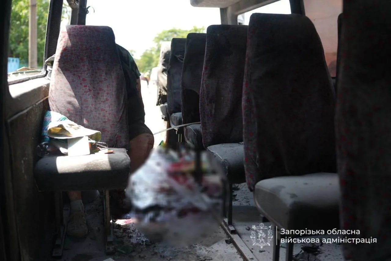 In Zaporizhzhia, a Russian drone attacked a minibus; there are fatalities and injuries