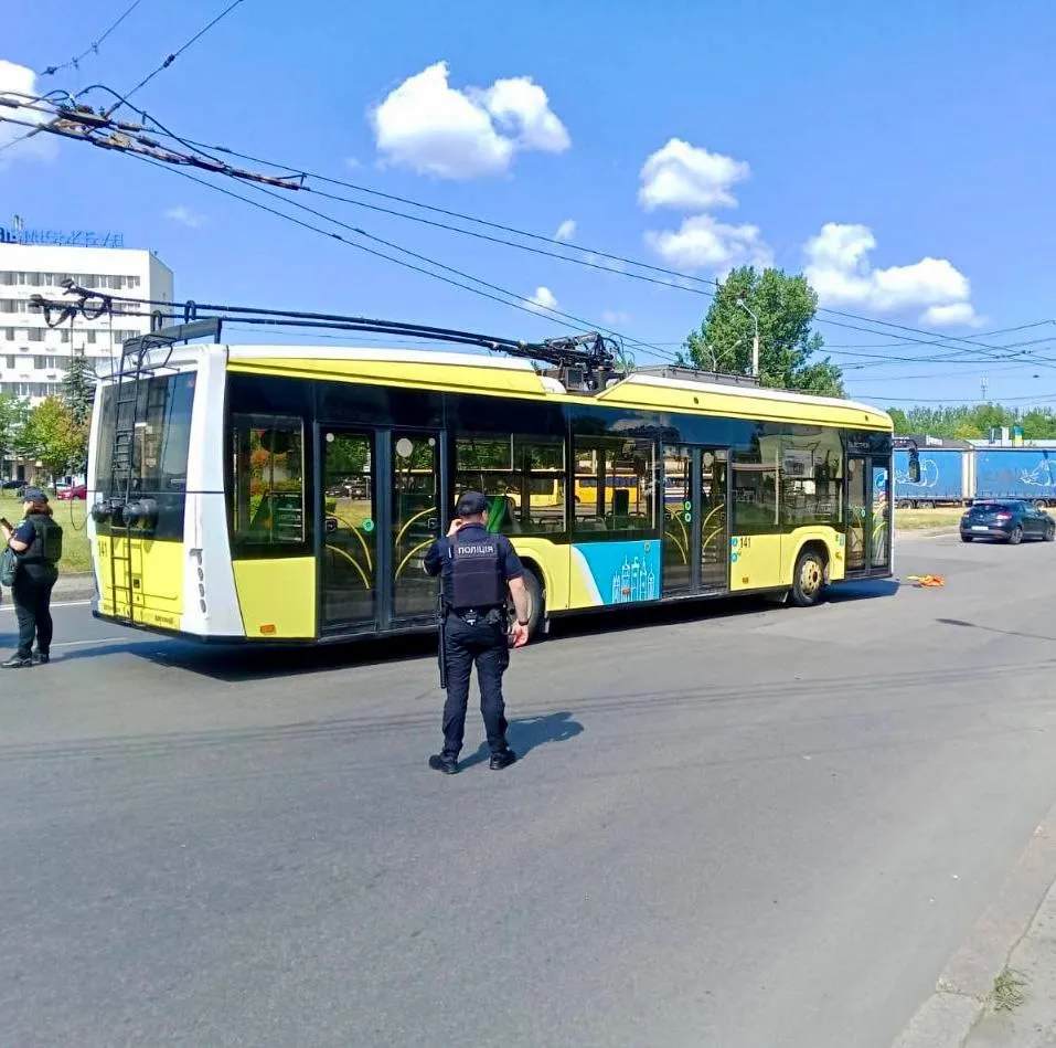 Во Львове водитель троллейбуса спас пассажиров, заметив гранату