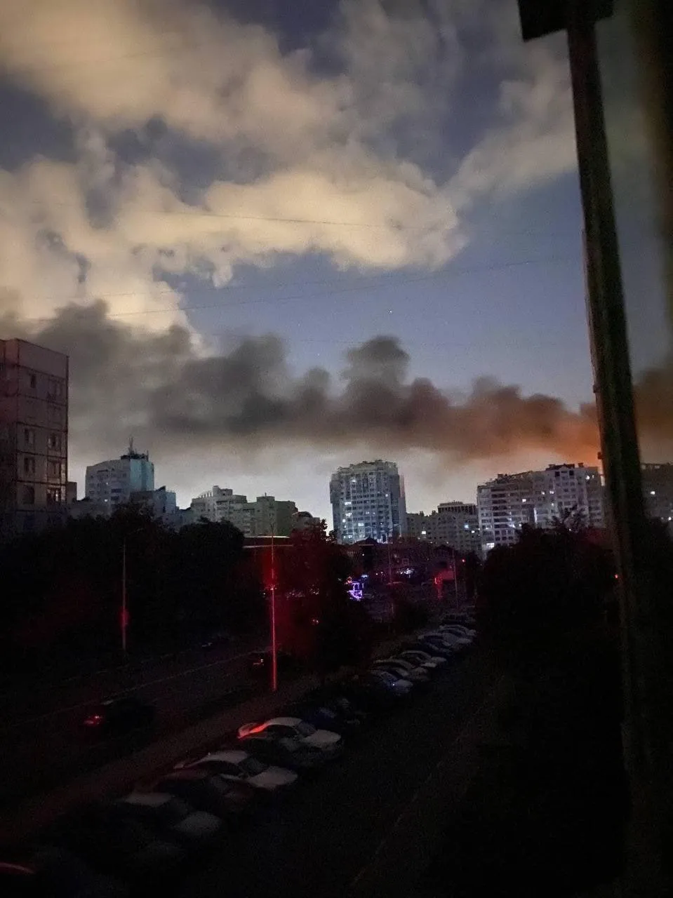 У Петербурзі через атаку дронів спалахнула пожежа на стратегічному нафтовому терміналі