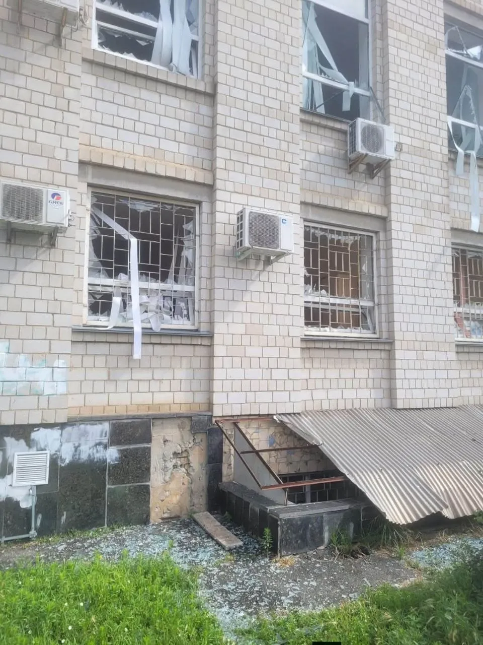 У Вишневому після атаки РФ пошкоджено будівлю податкової