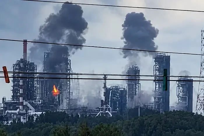 В Омську утворилися кілометрові черги за бензином після удару по місцевому НПЗ