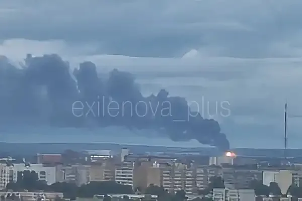 Відео: у Твері після вибухів спалахнула нафтобаза, що забезпечує паливом армію РФ