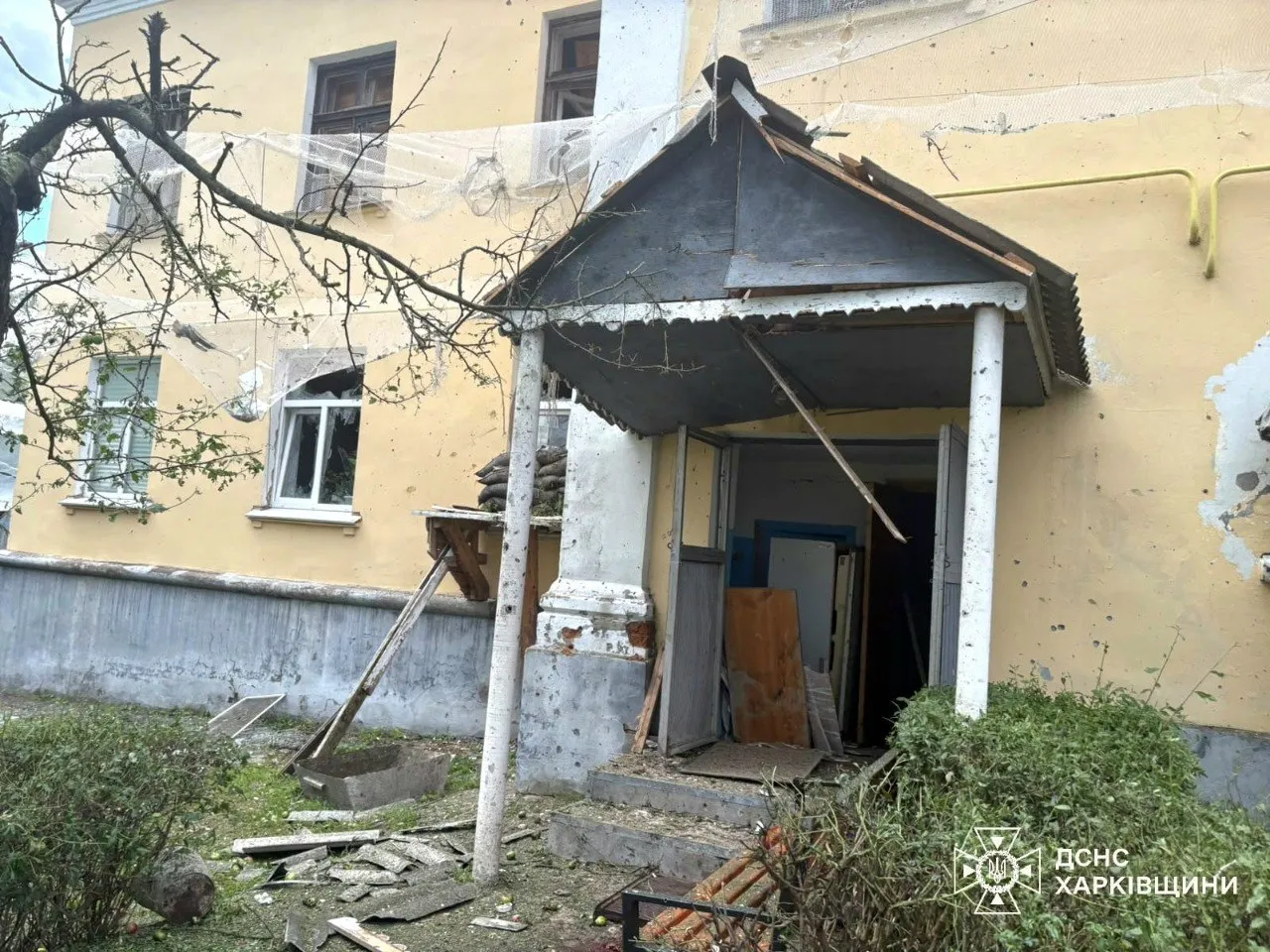 Росіяни атакували пожежну частину на Харківщині, внаслідок чого поранені троє рятувальників