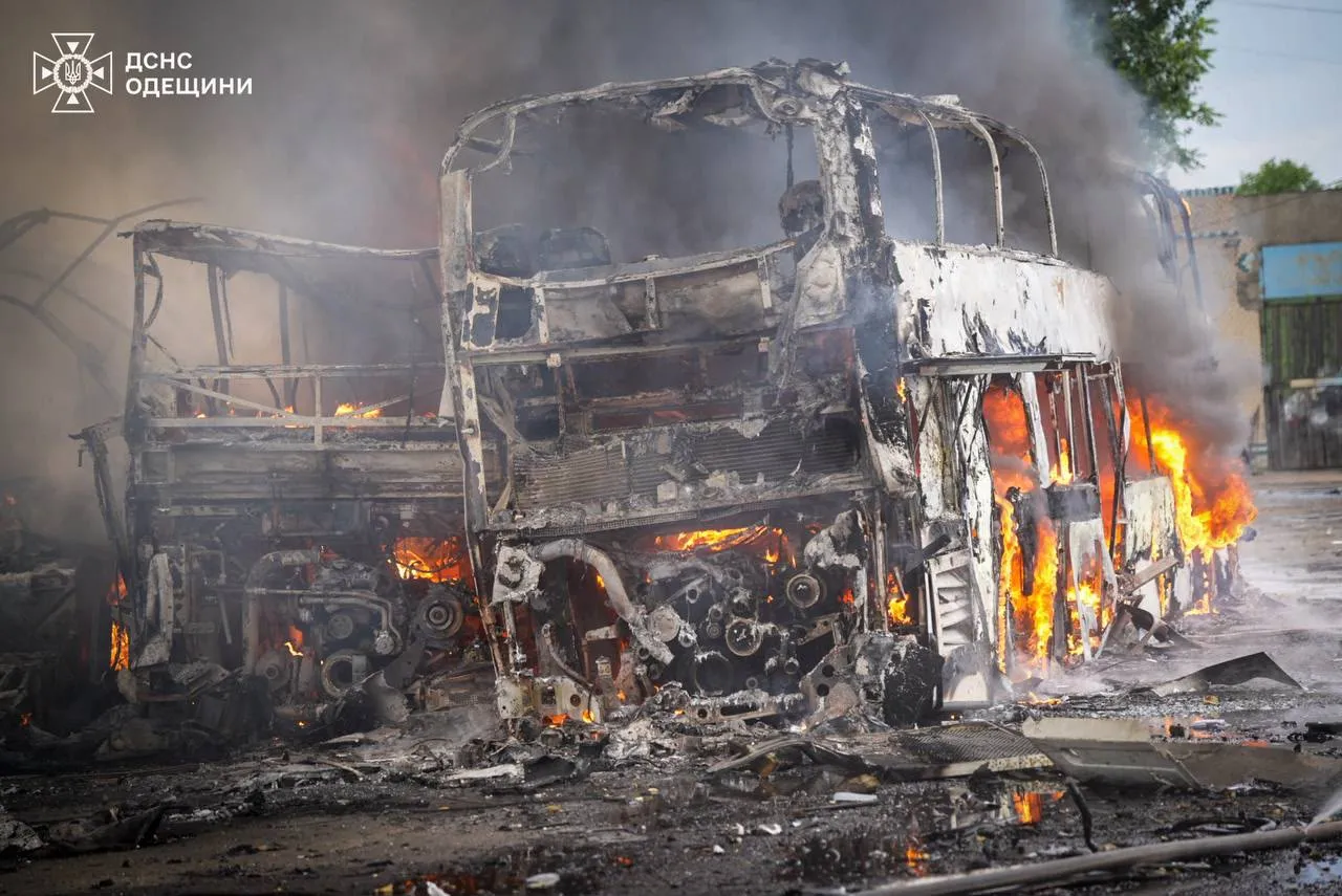 Фото: в Одесі росіяни знищили автобусне підприємство, є поранені