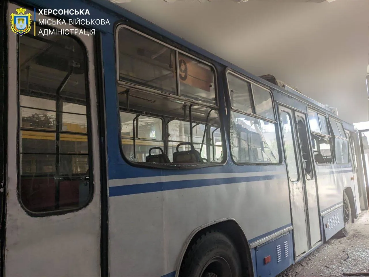 Фото: у Херсоні росіяни атакували АЗС та підприємство, є загибла та постраждалі