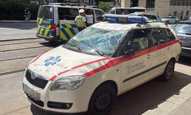 Чеський депутат потрапив у ДТП з медичним автомобілем у центрі Праги