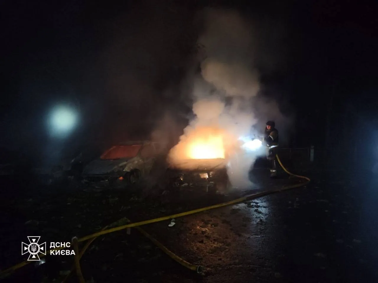 ДСНС повідомила про пожежі та пошкодження школи-інтернату в результаті атаки РФ на Київ