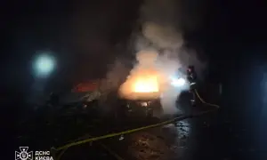 ДСНС повідомила про пожежі та пошкодження школи-інтернату в результаті атаки РФ на Київ