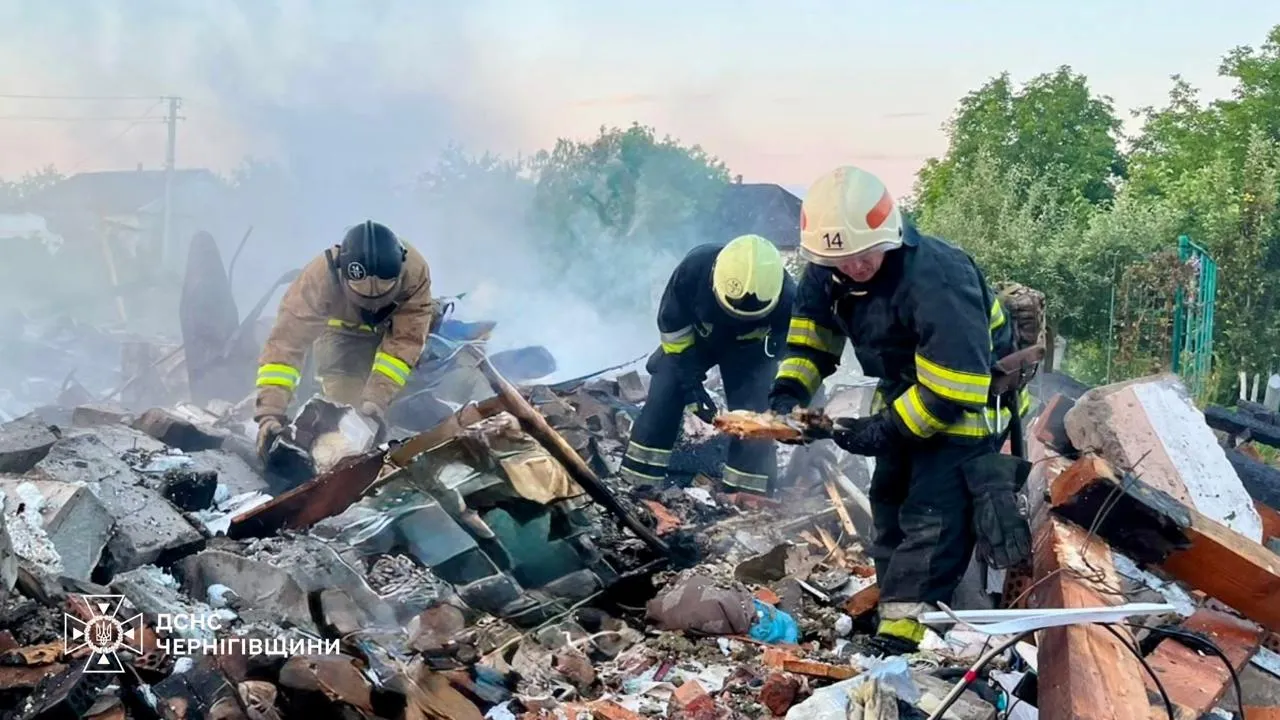 Відео: дрони РФ вдарили по Чернігівщині: є поранені та пошкоджені будинки