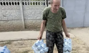 Окупанти вантажівками вивозять тіла зі знищеного штабу під Бердянськом