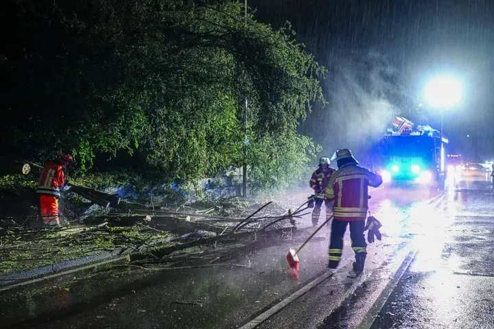 Film: Zła pogoda w Niemczech spowodowała śmierć jednej osoby i wyrządziła znaczne szkody