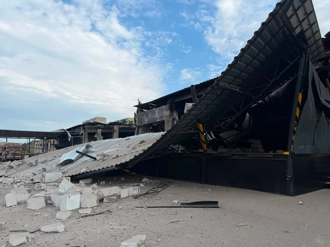 Росія вдарила КАБами по Ізюму та зруйнувала відділення Нової пошти