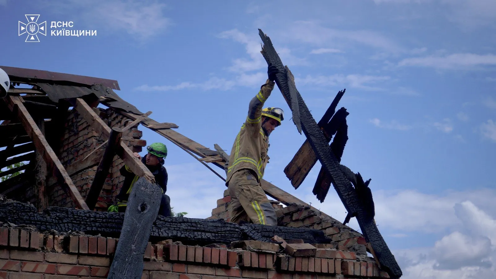 Відео: у Бучанському районі завершили ліквідацію наслідків удару РФ, загинули 10 людей