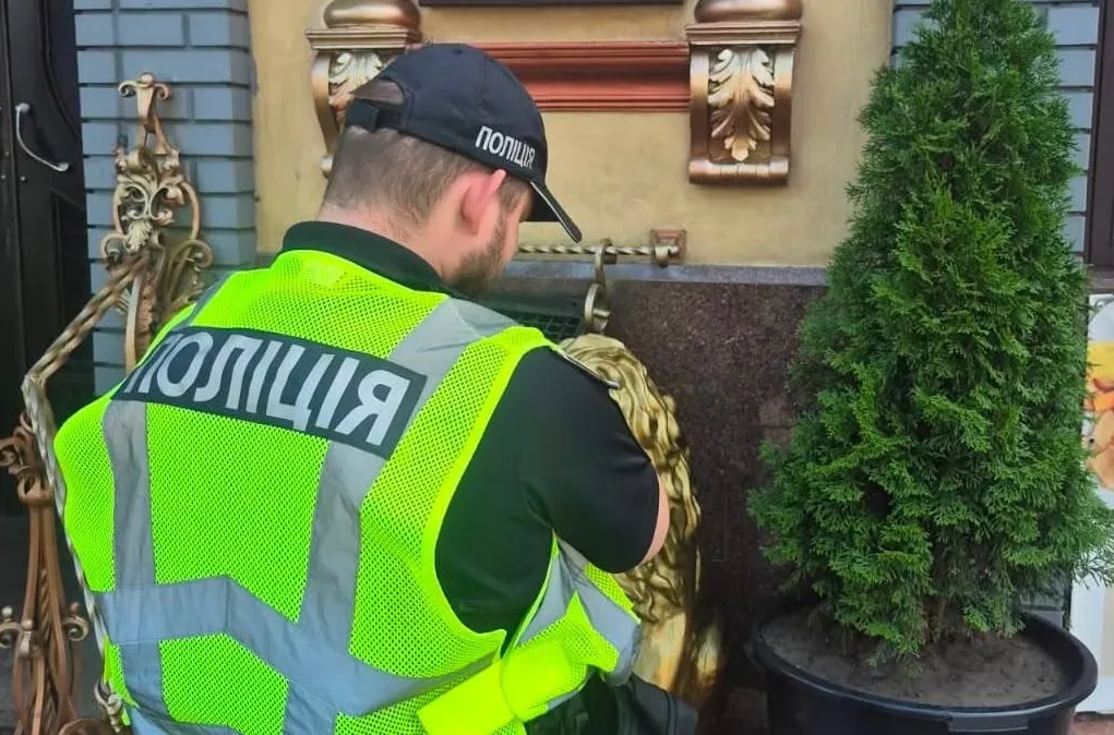 В Киеве возле ресторана нашли куртку с гранатами