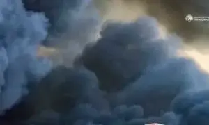 Обнародованы фото последствий прилета во Львове, пожар продолжается