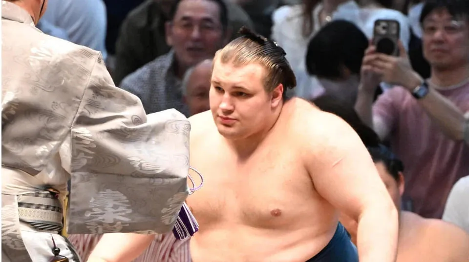 Ukrainian sumo wrestler Aonishiki won the Emperor's Cup for the third time in his career