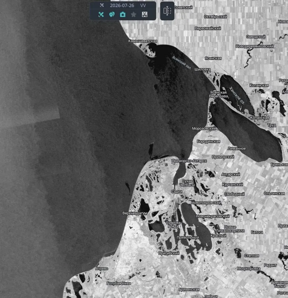 В Азовском море зафиксированы новые нефтяные пятна после атак на теневой флот РФ