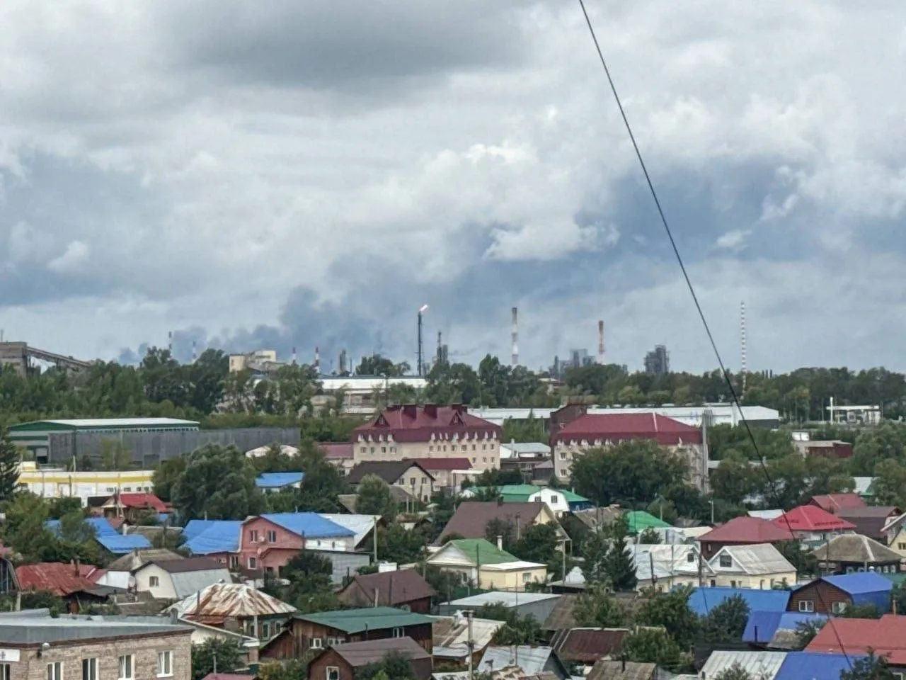 Відео: в РФ після атаки дронів спалахнув один з найбільших НПЗ в Уфі