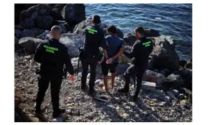Фото: на украинской станции в Антарктиде намело столько снега, что пингвины ходят по крыше