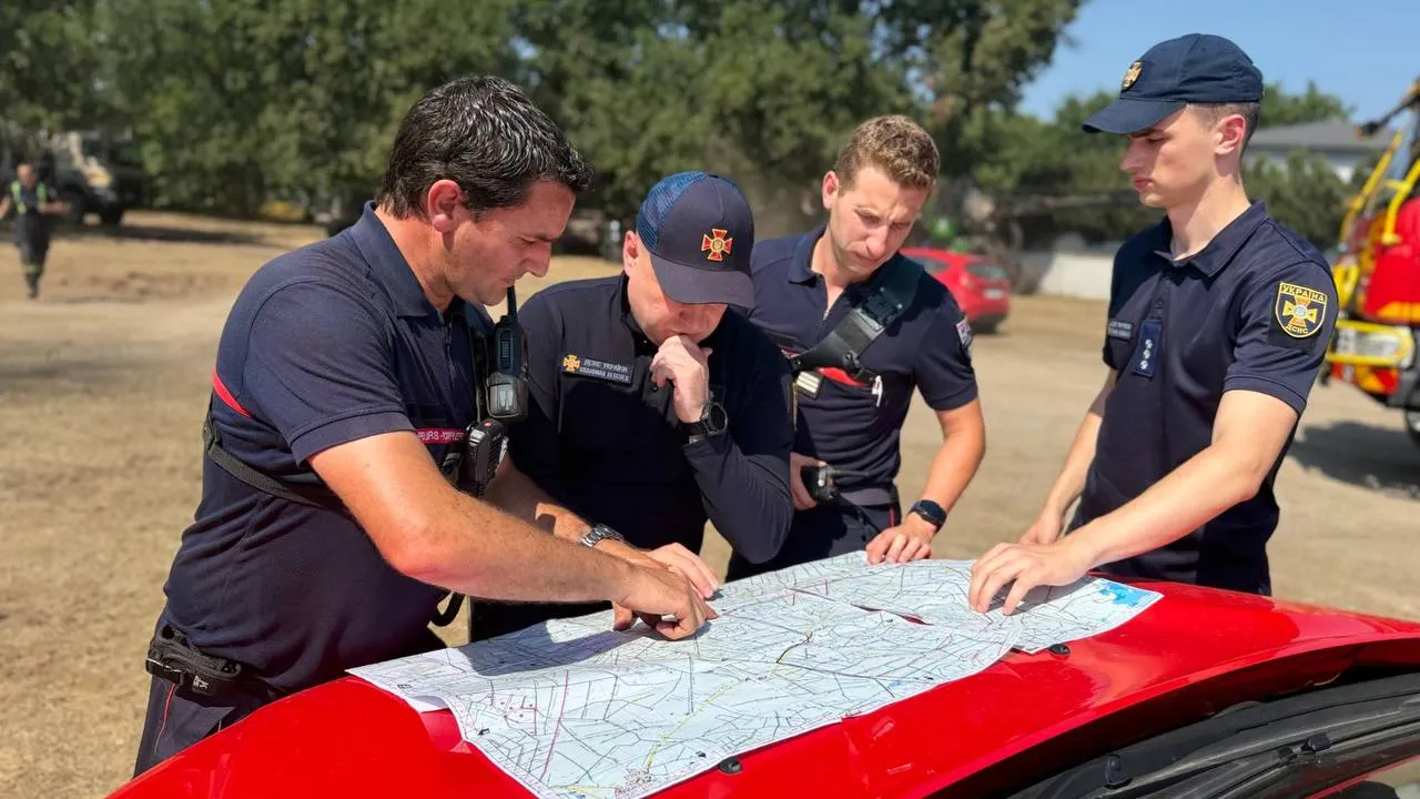 Video: Ukrainian rescue workers have arrived in France to help fight a massive wildfire