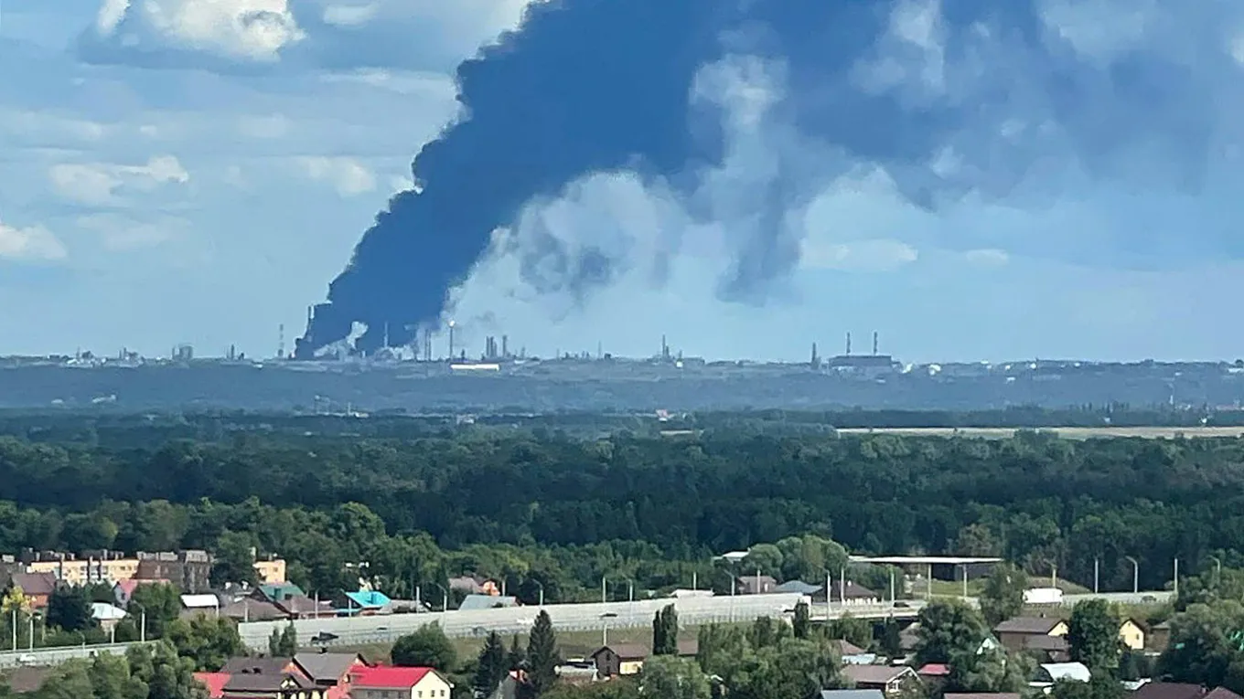 В РФ дрони атакували один з найбільших нафтопереробних комплексів в Уфі