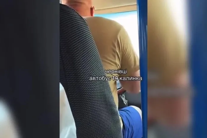 Видео: в Черновцах водитель автобуса оскорбил военных и их семьи