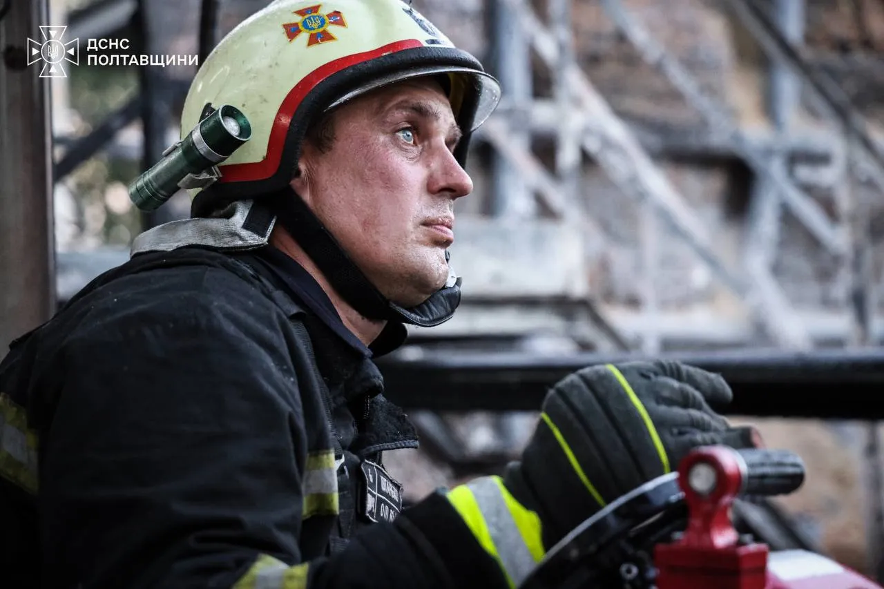 На Полтавщині через атаку РФ спалахнула пожежа на промисловому підприємстві