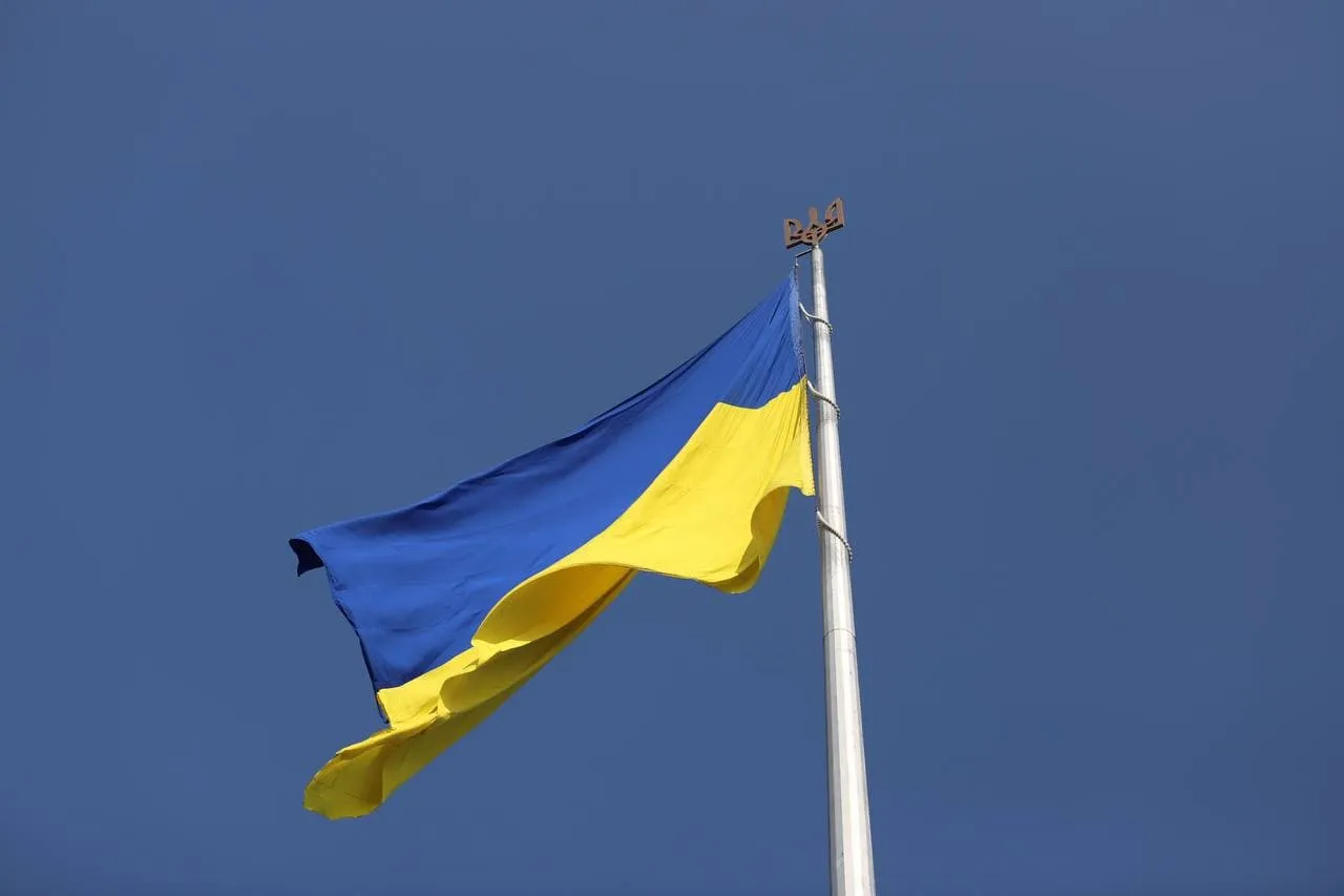 В Киеве из-за непогоды временно опустят главный флаг Украины