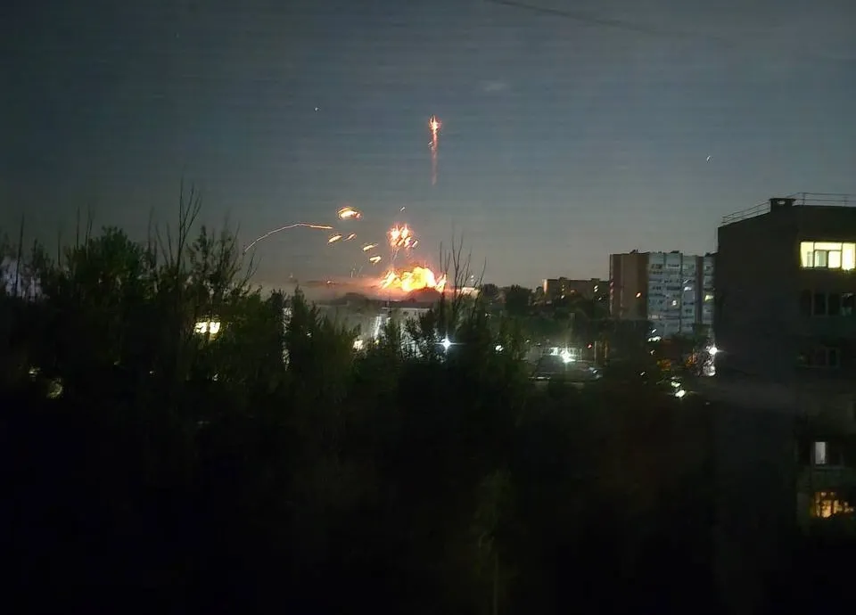 В окупованому Луганську пролунали вибухи та почалася детонація