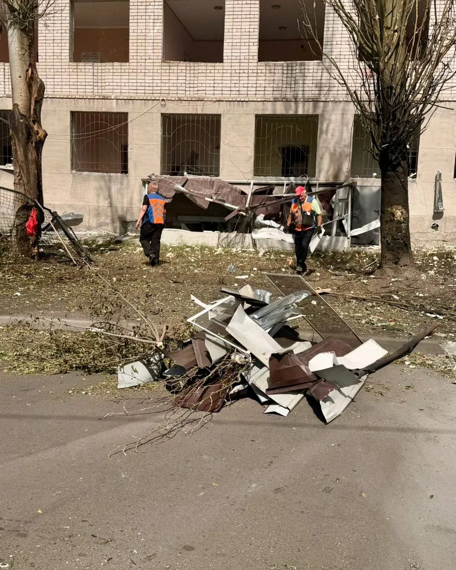 В Днепре в результате нападения России были повреждены две школы, амбулатория и многоэтажные дома