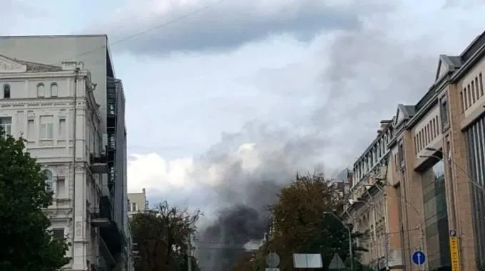 У Києві пролунала серія вибухів, в Шевченківському районі пожежа